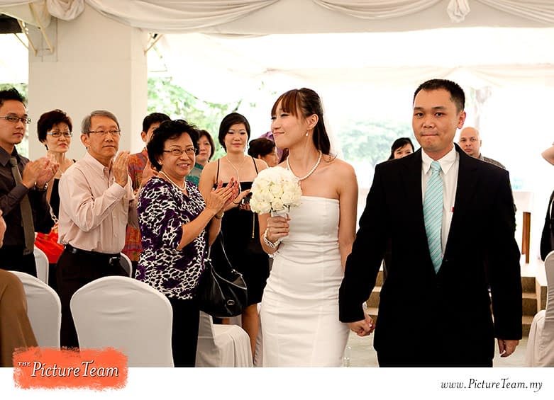 garden-wedding-ceremony-recessional-bride-malaysia-picture-team