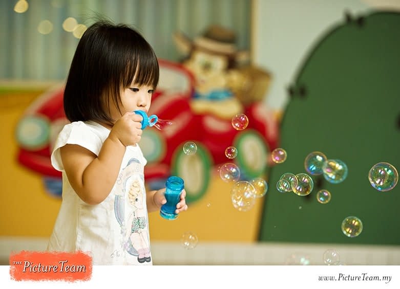 child-portrait-kuala-lumpur-bubbles-malaysia-picture-team